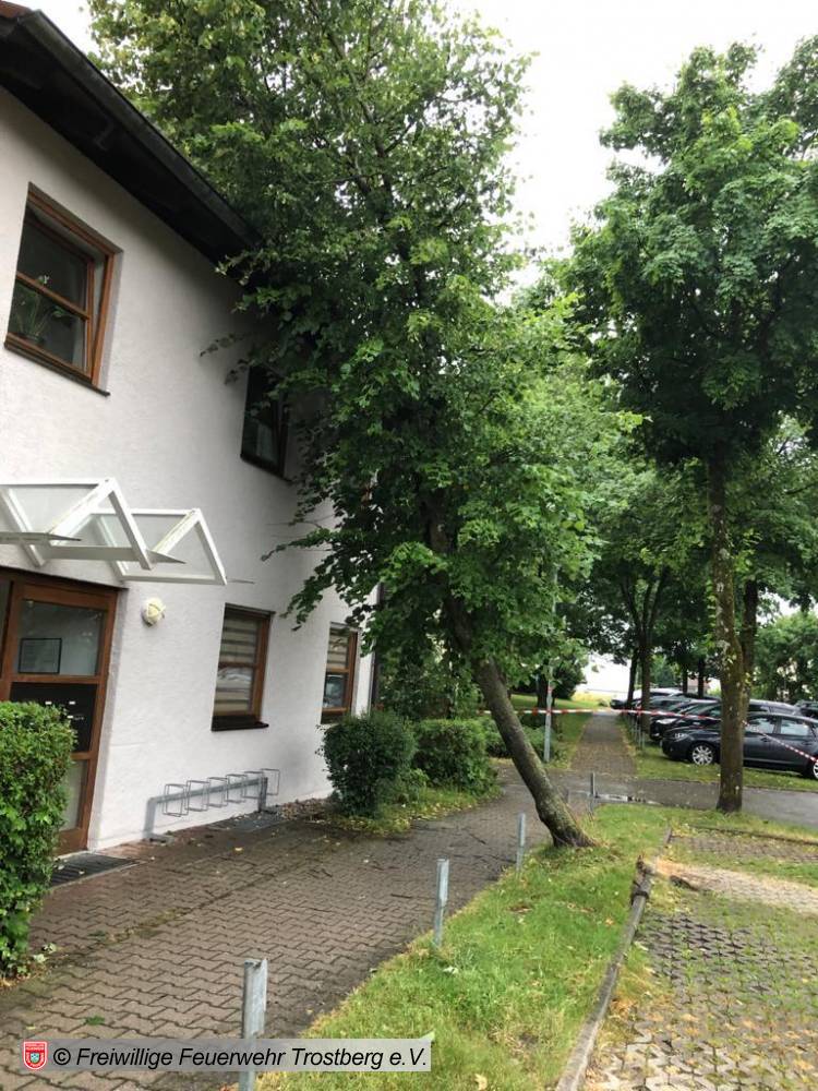 Baum auf Haus | Freiwillige Feuerwehr Trostberg